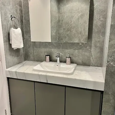 Amathus Modern Beachfront Flat 利马索尔