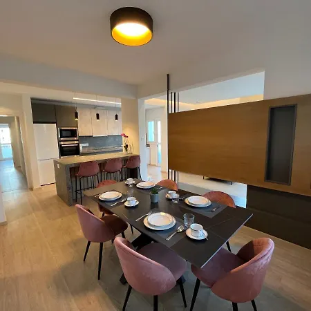 Amathus Modern Beachfront Flat 公寓