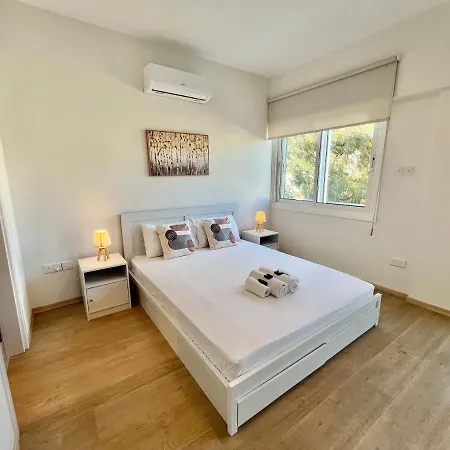 公寓 Amathus Modern Beachfront Flat