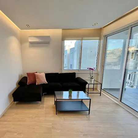 Amathus Modern Beachfront Flat *