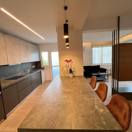 Apartament Amathus Modern Beachfront Flat *