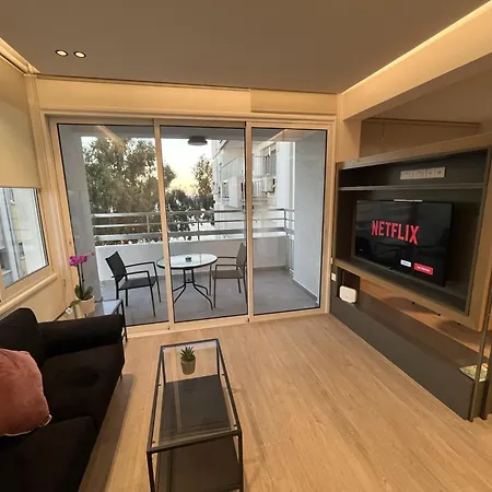 Amathus Modern Beachfront Flat Apartament *