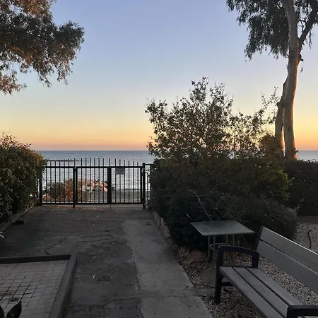 Apartment Amathus Modern Beachfront Flat Limassol